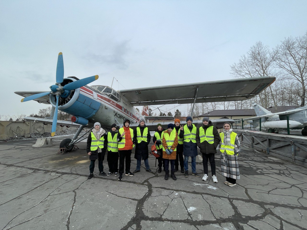 Участники школы на экскурсии рядом с самолётом Ан-2